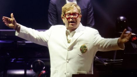 Jalkapallo: Watfordin kynttäminen täytti Sir Elton Johnin mitan 2 Jalkapallo: Watfordin kynttäminen täytti Sir Elton Johnin mitan 1
