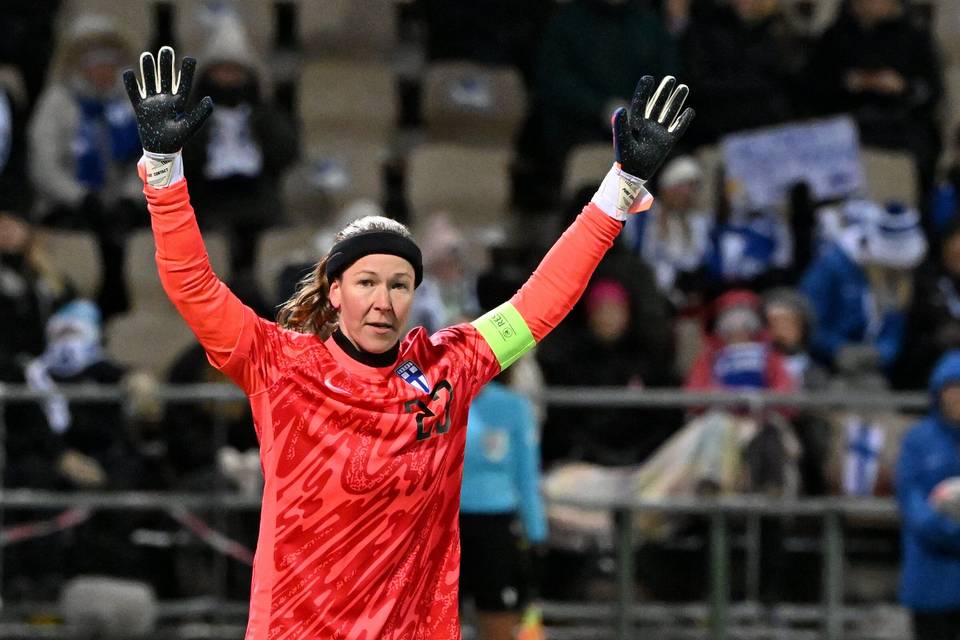Jalkapallolegenda Tinja-Riikka Korpela lopettaa uransa Jalkapallolegenda Tinja-Riikka Korpela lopettaa uransa 1