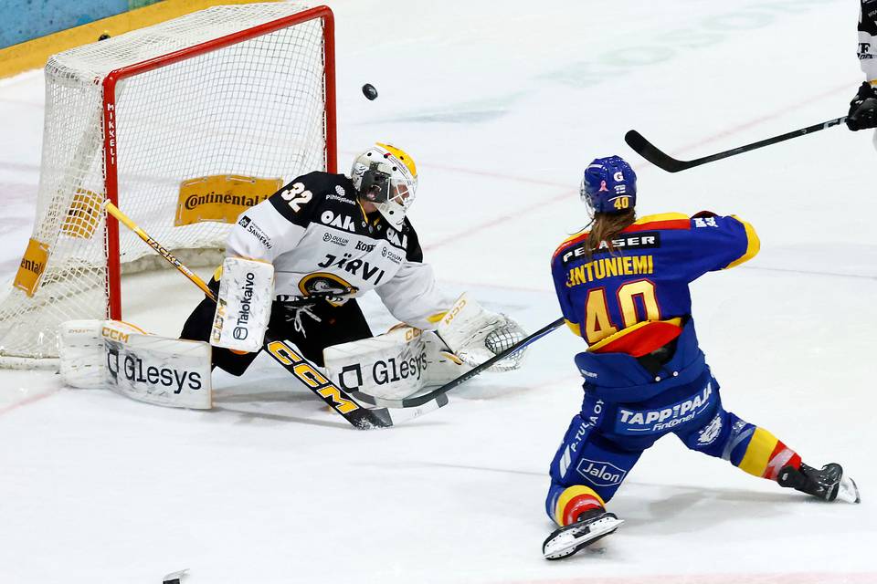 Jukureiden pelaaja lyötiin jo polvilleen, mutta se ei estänyt ottelun ratkaisemista – Katso video Jukureiden Lintuniemi ratkaisi voiton polvilta laukauksellaan – Katso video 1