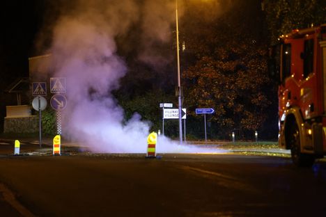 Kaukolämpöputki hajosi Helsingin Jollaksessa – vesi tulvi kadulle 2 Kaukolämpöputki hajosi Helsingin Jollaksessa – vesi tulvi kadulle 1