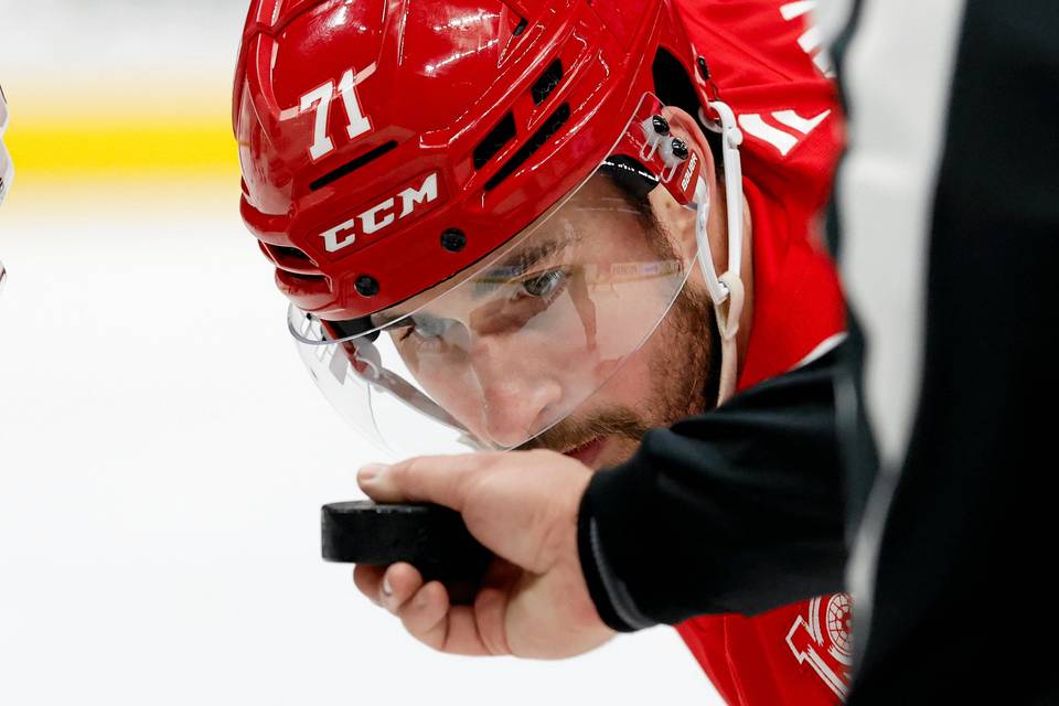 NHL-tähti Dylan Larkin palasi kaukaloon – Detroit voitti Ottawa-ottelun 1