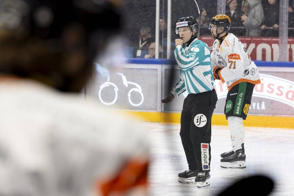 Kuopiolaislähtöinen Onni Hautamäki debytoi NHL:ssä linjatuomarina syntymäpäivänään 1