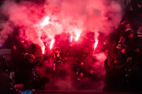 KuPSin euro-ottelussa täysi kaaos: ilotulitteet paukkuivat, katsoja ryntäsi kentälle 5
