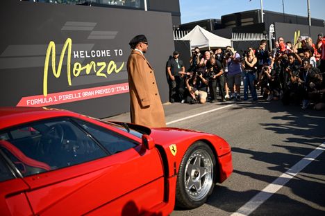 Lewis Hamilton saapui Monzan varikolle uskomallisella Ferrari F40:llä – paljasti auton ainutlaatuisen tarinan 3