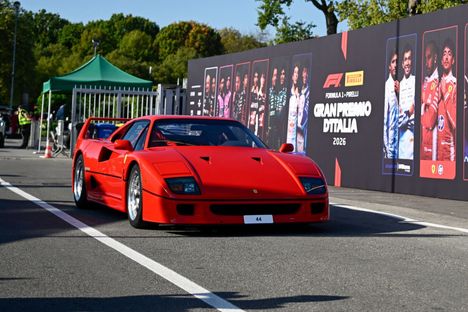 Lewis Hamilton saapui Monzan varikolle uskomallisella Ferrari F40:llä – paljasti auton ainutlaatuisen tarinan 1