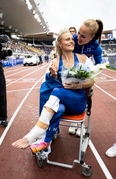 Lotta Harala otti ensiaskeleensa akillesvamman jälkeen 2 Lotta Harala otti ensiaskeleensa akillesvamman jälkeen 1