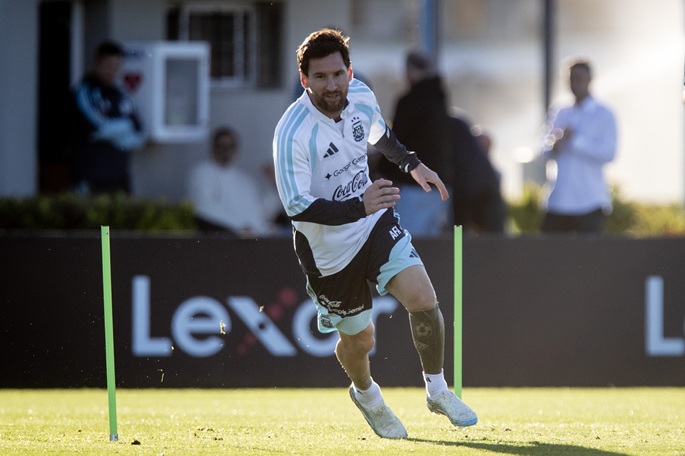 Messi kunnioitti kuollutta isäänsä ennen palkintogaalaa Messi kunnioitti kuollutta isäänsä ennen palkintogaalaa 1