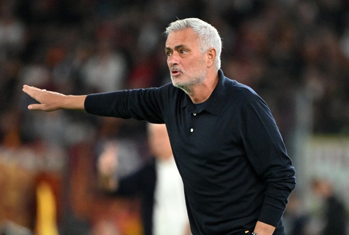 Mourinho tukee pelikiellon saanutta Viniciusta Sevillan-ottelun alla 1
