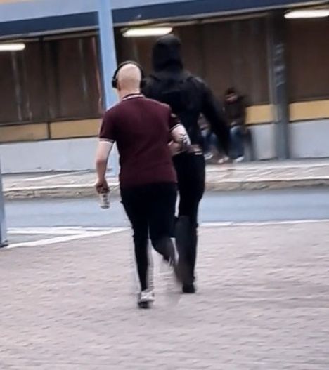 Poliisi etsii kahta miestä Tapulikaupungin pahoinpitelyepäilyssä 2 Poliisi etsii kahta miestä Tapulikaupungin pahoinpitelyepäilyssä 1