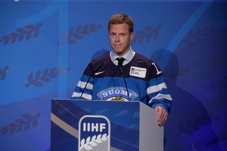 Saku Koivu liikuttui kyyneliin, kun hänen pelinumeronsa jäädytettiin Turussa 4 Saku Koivu liikuttui kyyneliin, kun hänen pelinumeronsa jäädytettiin Turussa 3