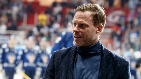 Saku Koivu liikuttui kyyneliin, kun hänen pelinumeronsa jäädytettiin Turussa 2 Saku Koivu liikuttui kyyneliin, kun hänen pelinumeronsa jäädytettiin Turussa 1