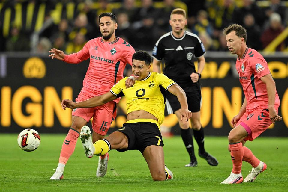 Seurajoukkuejalkapallo palasi pitkältä tauolta ryminällä – Dortmund suli dramaattisesti lisäajalla 1
