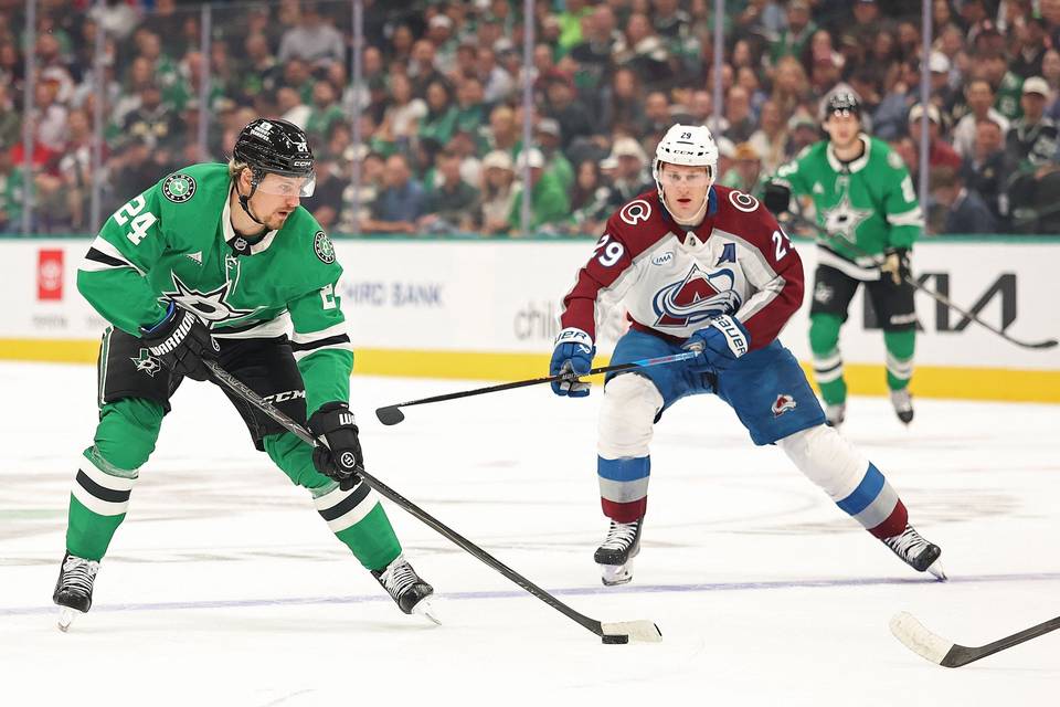 Supertähti hurjistui suomalaiselle – jätti kaukalon verissä päin tappelun jälkeen Nathan MacKinnon ja Roope Hintz taistelivat NHL-ottelussa – MacKinnon lähti pukukoppiin veressä 1
