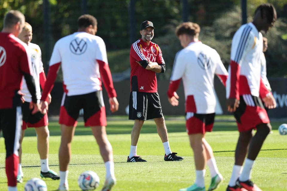 Teini-ikäinen Saksan lupaus ihmeissään: Jürgen Klopp tiukensi maajoukkueen matkapuhelinsääntöjä Teini-ikäinen Saksan lupaus ihmeissään: Jürgen Klopp tiukensi maajoukkueen matkapuhelinsääntöjä 1