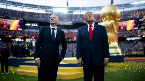 New York Post: Trump soitti Infantinolle ja kumosi Balogunin pelikiellon 1 Gianni Infantino ja Donald Trump kuvattuna MM-kisojen loppuottelun jälkeen. Kuva: Daniel Torok/White House