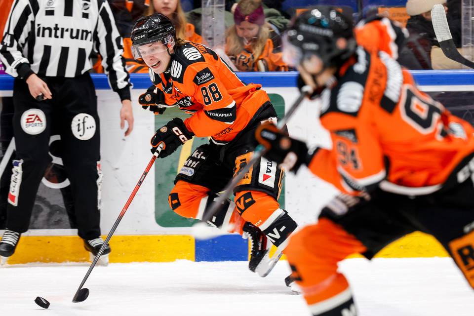 Tuleeko kutsu NHL:ään? Suomalaislupaus mätti hattutempun farmissa Jesse Kiiskinen teki hattutempun AHL:ssä – onko NHL-kutsu tulossa? 1