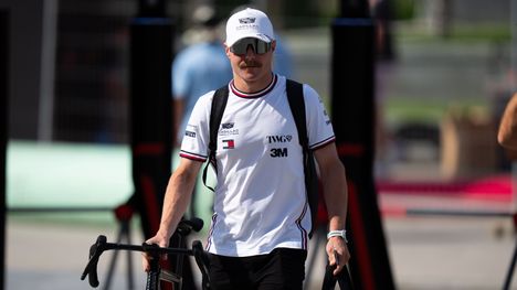 Valtteri Bottas pyöräilee Malesiasta Singaporeen F1-kisan välissä 1