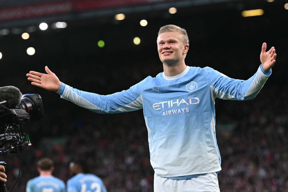 Vihat niskaansa saanut Manchester City murjoi Liverpoolia Manchester City murskasi Liverpoolin 3–0 ja jatkaa sarjajohtajana 1
