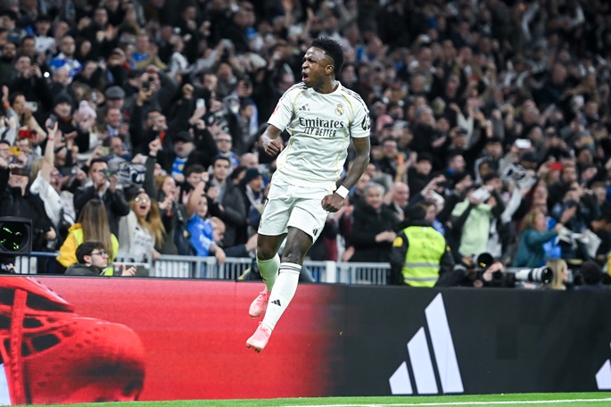 Vinicius Jr. saa neljän ottelun pelikiellon hiuksista vetämisestä saadun punaisen kortin jälkeen Vinicius Jr. saa neljän ottelun pelikiellon hiuksista vetämisestä saadun punaisen kortin jälkeen 1