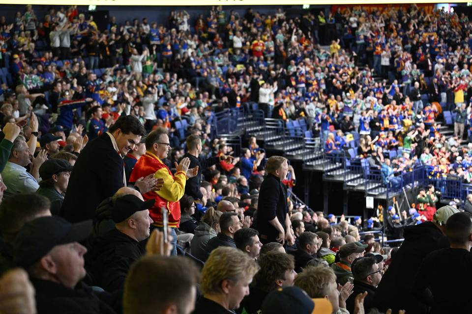 Yli 2 000 tyhjää penkkiä todisti Helsingin paikallisotteluiden paluuta – Jokerit kaatoi vaisun HIFK:n vaivoin Yli 2 000 tyhjää penkkiä todisti Helsingin paikallisotteluiden paluuta – Jokerit kaatoi vaisun HIFK:n vaivoin 1
